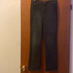 Gloria Vanderbilt Black Jeans size 8. In good pre-owned condition.